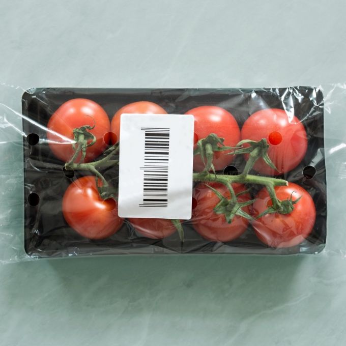 Tomaten in Kunststoffverpackung mit Barcodeetikett