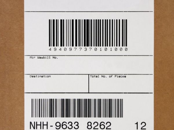 Barcode-Etikett auf Kartonage