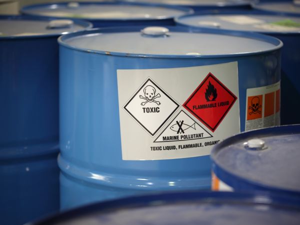 Gefahrgutetiketten für die Chemieindustrie