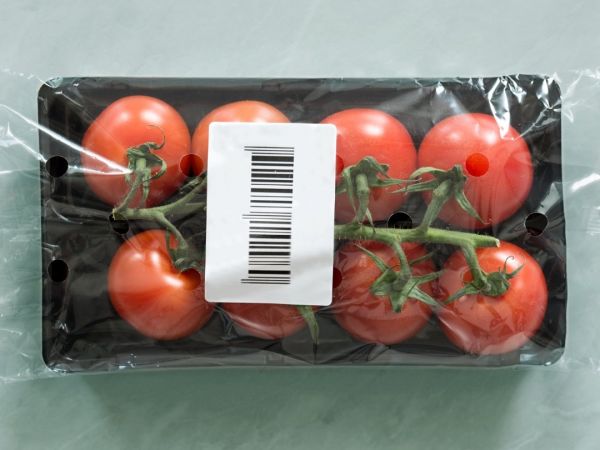 Tomaten in Kunststoffverpackung mit Barcode-Etikett